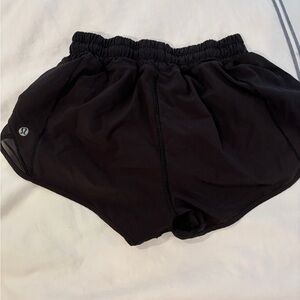 LULULEMON BLACK 2.5' size 2 shorts (hotty hot)